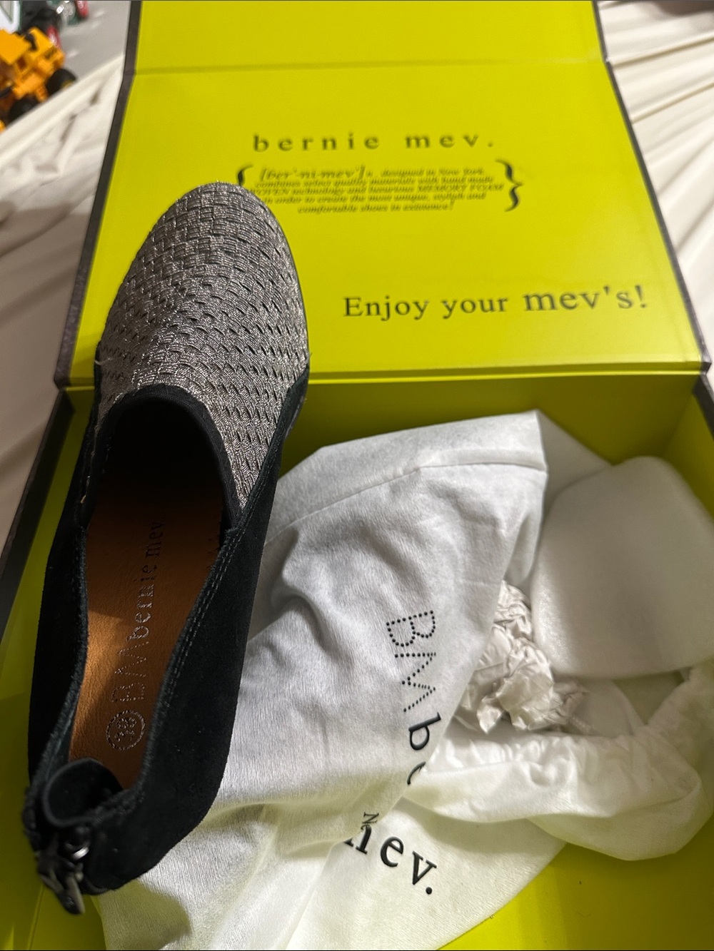 bernie mev. Black Heel with Metallic Silver Woven Upper